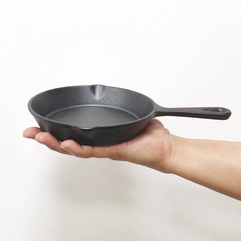 Camping Cooking Cast Iron - 6インチ鋳鉄製スキレット、ドリップスパウト付きフライパン、プレシーズニング済みオーブン対応調理器具、キャンプ用、屋内および屋外調理用、HJ